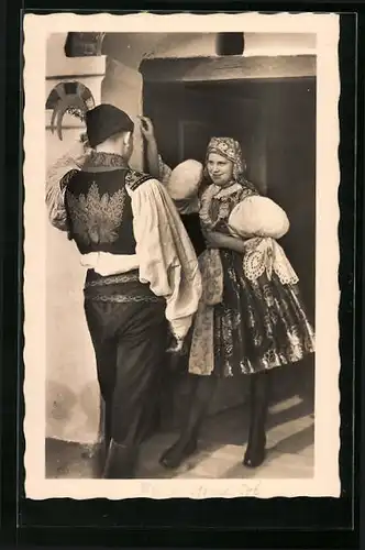 AK Junges Paar in tschechischer Tracht in einem Hauseingang