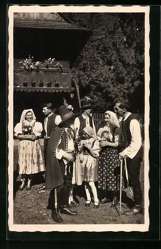 AK Gruppe in tschechischer Tracht vor einem Haus