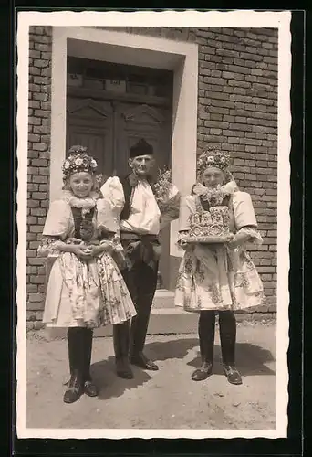 AK Mann und zwei Mädchen in festlicher tschechischer Tracht