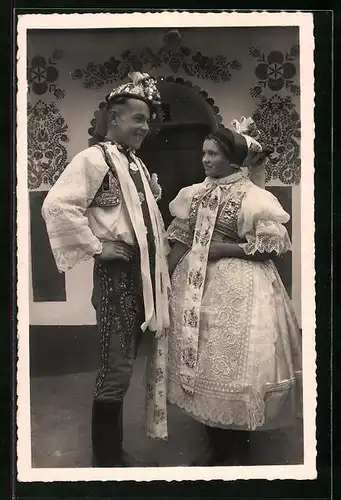 AK Paar in spitzenreicher tschechischer Volkstracht