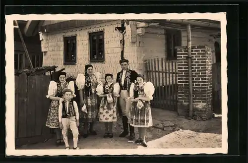 AK Familie in tschechischer Tracht vor einem Haus mit Kruzifix