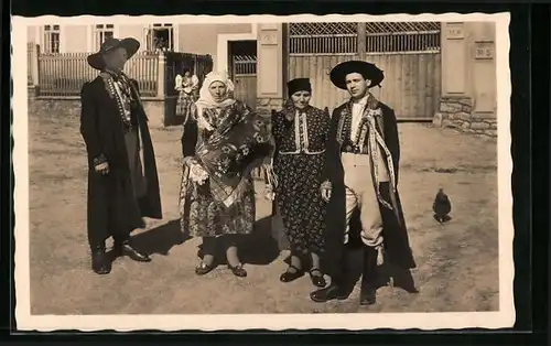 AK Männer und alte Frauen in tschechischer Tracht