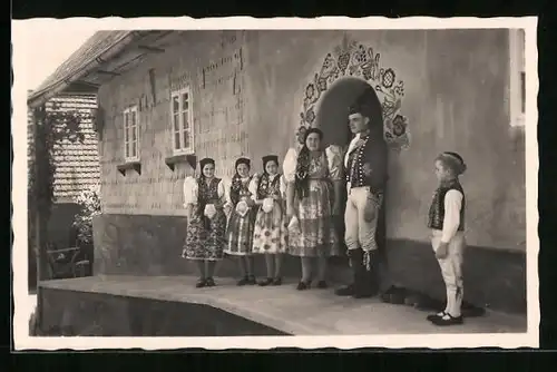 AK Familie in tschechischer Tracht vor einem bemalten Hauseingang