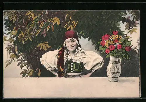 AK Lächelndes Mädchen in tschechischer Tracht, Krug mit Blumen
