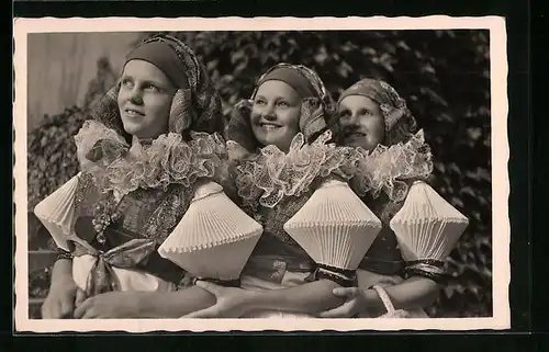 AK Drei Mädchen in tschechischer Tracht mit gerüschten Spitzenkrägen und Lampionärmeln