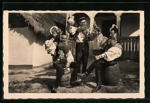 AK Drei Männer in tschechischer Tracht feiern den Wein