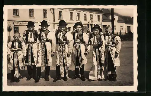 AK Gruppe von Männern und Jungen in tschechischer Tracht