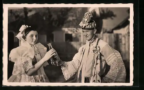 AK Junges Paar in tschechischer Tracht mit Glaskaraffe