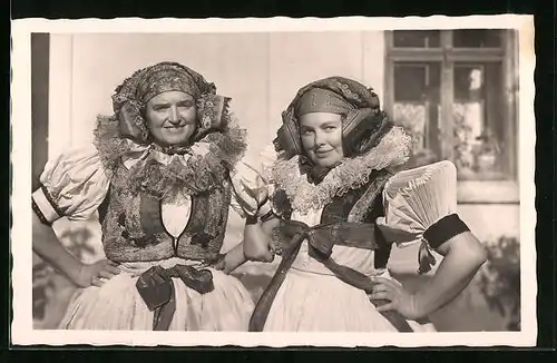 AK Zwei vergnügte junge Frauen in tschechischer Tracht