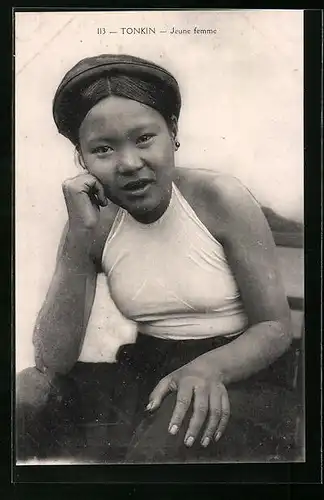 AK Tonkin, Jeune femme