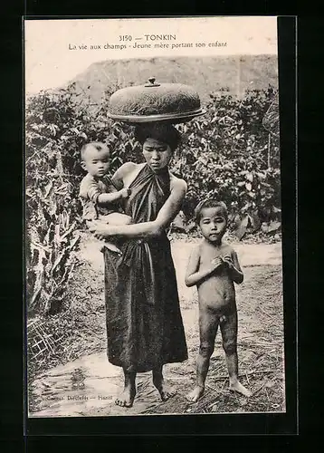 AK Tonkin, La vie aux champs, Jeune mère portant son enfant