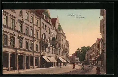 AK Löbau, Bahnhof-Strasse mit Geschäften
