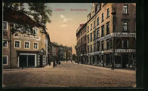 AK Löbau, Bahnhof-Strasse mit Fleischwarengeschäft Curt Leutner