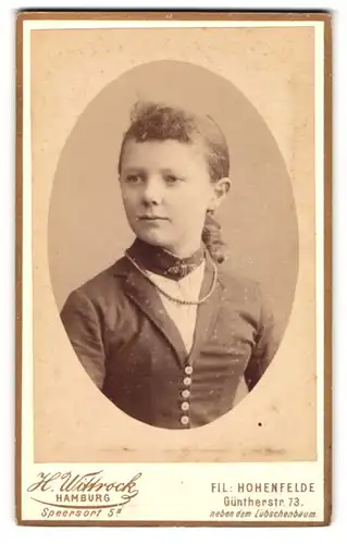 Fotografie H. Wittrock, Hamburg, Speersort 5, Mädchen mit Stirnlöckchen und Halskette
