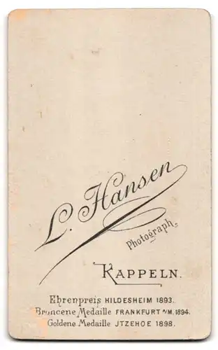 Fotografie L. Hansen, Kappeln, Frau mit strengem Mittelscheitel und Brosche