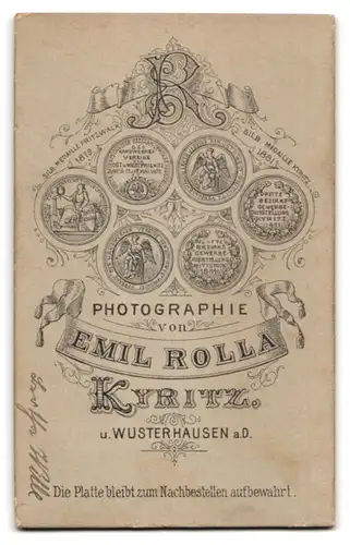 Fotografie E. Rolla, Kyritz, Junge Frau mit Stirnlocken und Brosche