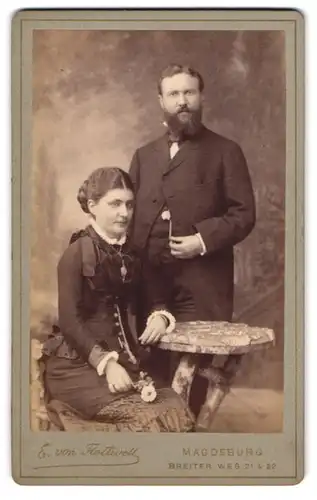 Fotografie E. von Flottwell, Magdeburg, Breiter Weg 21 u. 22, Dame mit Spitzenkragen und Herr mit Vollbart und Taschnuhr