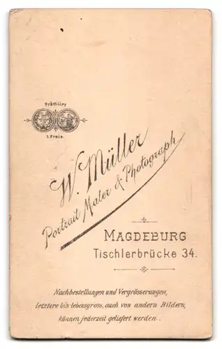 Fotografie W. Müller, Magdeburg, Tischlerbrücke 34, Vergnügtes älteres Paar im Sonntagsstaat