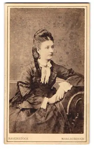 Fotografie W. J. Baverstock, Marlborough, Junge Dame in hübscher Kleidung