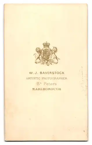 Fotografie W. J. Baverstock, Marlborough, Junge Dame in hübscher Kleidung