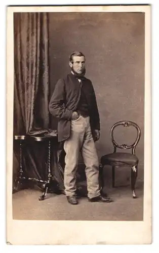 Fotografie R. Slingsby, Lincoln, 2, Normanst., Charmanter Herr in modischer Kleidung
