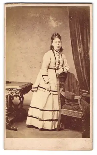 Fotografie G. Hardy, Lincoln, 1, Norman Place, Junge Dame im modischen Kleid