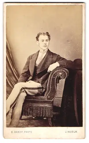 Fotografie G. Hardy, Lincoln, 1, Norman Place, Junger Herr in modischer Kleidung