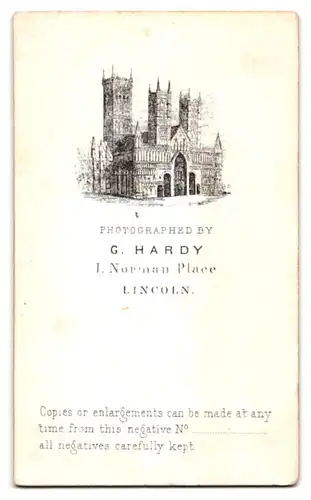 Fotografie G. Hardy, Lincoln, 1, Norman Place, Junger Herr in modischer Kleidung