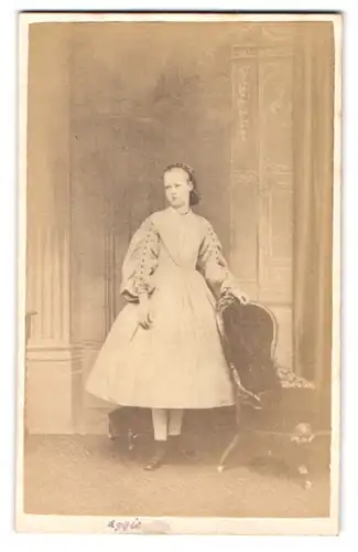 Fotografie Mr. F. Joubert, Bayswater-W., Porchester Terrace 36, Junge Dame im modischen Kleid