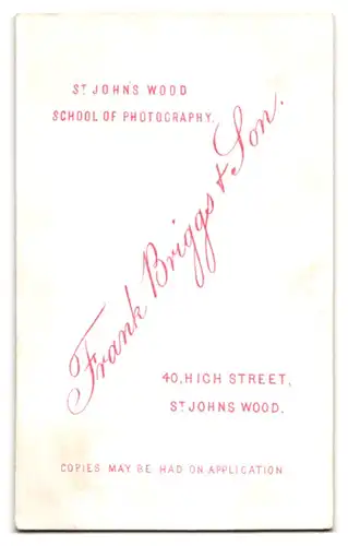Fotografie Briggs & Son, St. John`s Wood, 40, High Street, Bürgerliche Dame in zeitgenössischer Kleidung