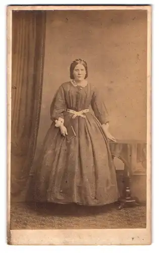 Fotografie W. Dalrymple Thomson, London-EC, 30, Cornhill, Junge Dame im Kleid mit Buch