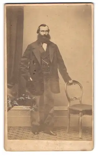 Fotografie W. Dalrymple Thomson, London-EC, 30, Cornhill, Bürgerlicher Herr mit Vollbart