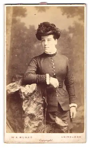 Fotografie W. K. Munor, Edinburgh, 16, North Pitt Street, Bürgerliche Dame in hübscher Kleidung