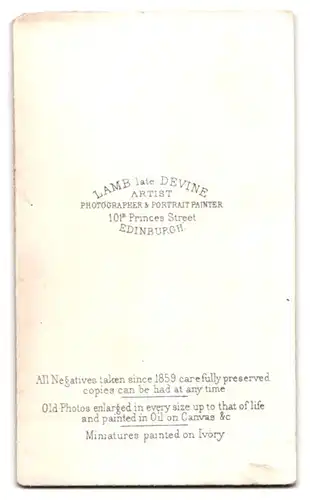 Fotografie Lamb late Devine, Edinburgh, 101 B, Princes Street, Bürgerliche Dame in hübscher Kleidung