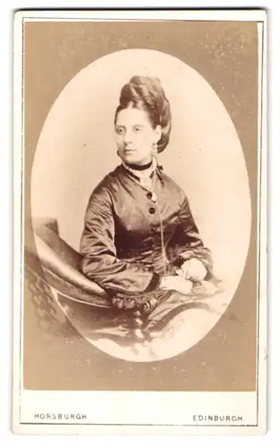 Fotografie J. Horsburgh, Edinburgh, 131, Princes Street, Junge Dame in zeitgenössischer Kleidung