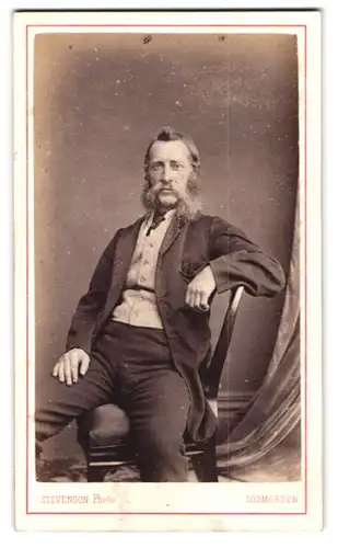 Fotografie W. Stevenson, Todmorden, Modisch gekleideter Herr mit grauem Backenbart