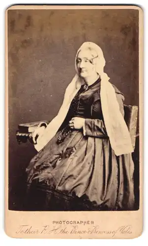Fotografie T. C. Turner, London, Islington, 17, Upper Street, Bürgerliche Dame in zeitgenössischer Kleidung