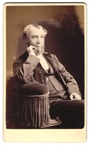 Fotografie J. C. Jurner, Barnsbury, 10, Barnsbury Park, Eleganter Herr mit grauem Bart