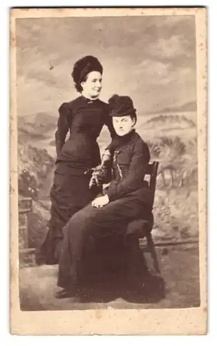 Fotografie unbekannter Fotograf und Ort, Zwei junge Damen in schwarzen Kleidern