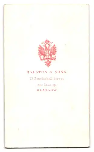 Fotografie Ralston & Sons, Glasgow, 73, Sauchiehall Street, Bürgerliche Dame im modischen Kleid