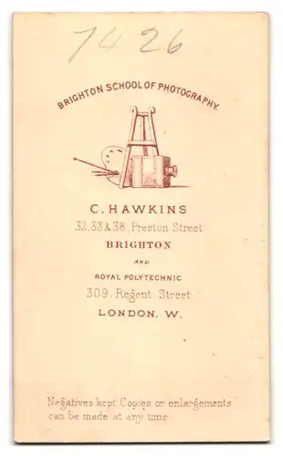 Fotografie C. Hawkins, Brighton, 32, 33 & 38, Preston Street, Hübsches Mädchen im Samtkleid