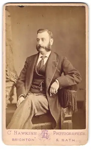 Fotografie C. Hawkins, Brighton, 32, 33 & 38, Preston Street, Modisch gekleideter Herr mit Backenbart