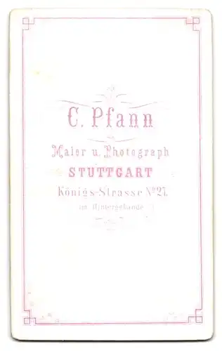 Fotografie C. Pfann, Stuttgart, Königs-Str. 27, Bürgerlicher Herr mit Zylinderhut und Zigarre