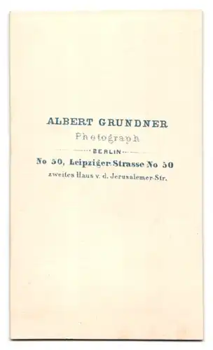 Fotografie Albert Grundner, Berlin, Leipziger-Str. 50, Bürgerlicher Herr lehnt am Schreibtisch