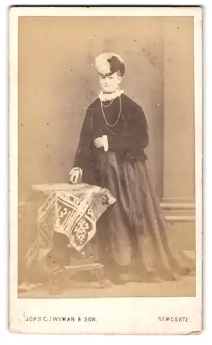 Fotografie John C. Twyman & Son, Ramsgate, Junge Dame in hübscher Kleidung