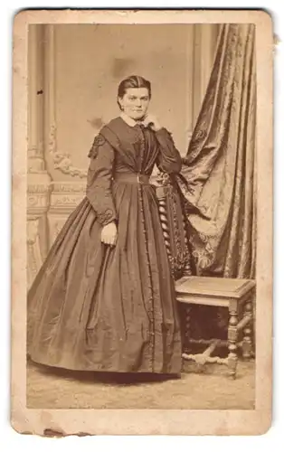 Fotografie F. Willmann, Stuttgart, Marienstr. 12, Junge Dame im hübschen Kleid