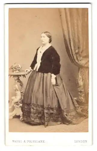 Fotografie Maull & Polyblank, London, Bürgerliche Dame in hübscher Kleidung