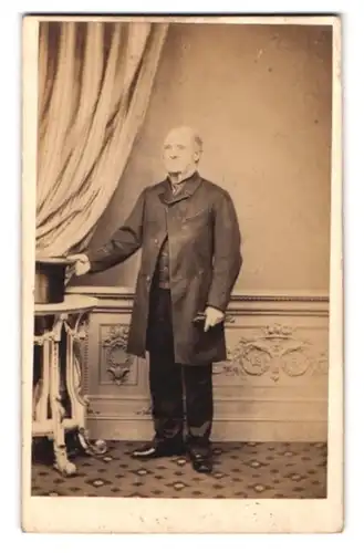 Fotografie Maull & Polyblank, London, 187 A, Piccadilly, Älterer Herr in zeitgenössischer Kleidung