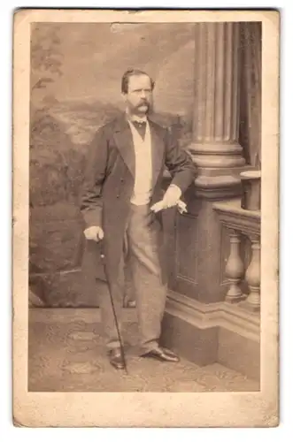 Fotografie Maull & Polyblank, London, 187 A, Piccadilly, Bürgerlicher Herr in modischer Kleidung