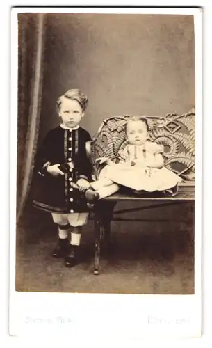 Fotografie E. Harrison, Kidderminster, 51, 52 & 53, Oxford Road, Kinderpaar in zeitgenössischer Kleidung